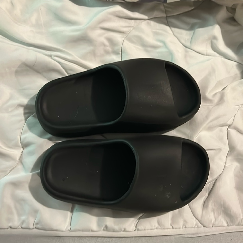 Kids Slides Worn Can Be Cleaned 🧼